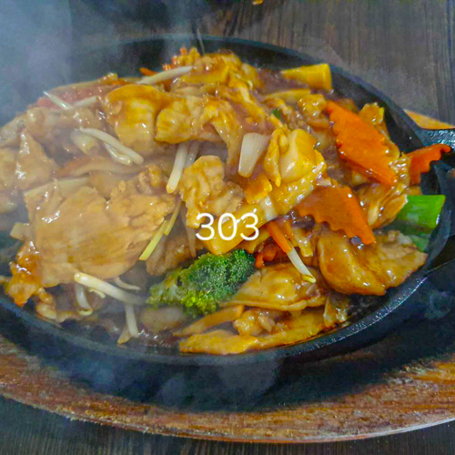 Blanc de poulet aux légumes sur plaque de fer chaude